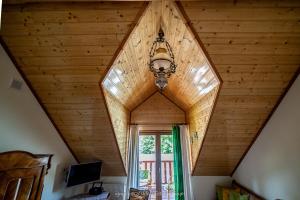 Zimmer mit Holzdecke und Fenster in der Unterkunft Ranczo w Rabe in Czarna