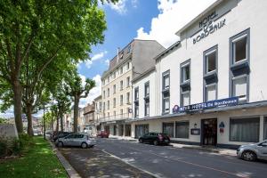 uma rua com carros estacionados em frente aos edifícios em The Originals City, Hôtel de Bordeaux, Bergerac (Inter-Hotel) em Bergerac