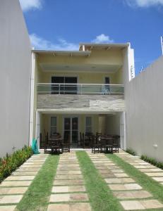 dom ze stołami i krzesłami na patio w obiekcie SP Hotel Fortaleza w mieście Fortaleza