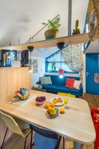 Boho House 4 in camp Terme Catez في كاتيز أوب سافي: غرفة معيشة مع طاولة عليها فاكهة