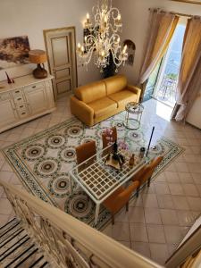 Vista aérea de una sala de estar con mesa y sillas en Palazzo Rocco - Golden Suite - Praiano - Amalfi Coast en Praiano