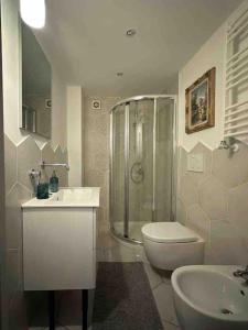 y baño con ducha, lavabo y aseo. en Otium - Holiday Home, en Roma