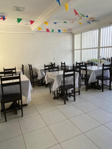 une salle à manger avec des tables et des chaises avec des cerfs-volants au plafond dans l'établissement SP Hotel Fortaleza, à Fortaleza