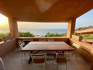 Una mesa y sillas en un balcón con vista al mar. en COSTA PARADISO BELVEDERE APPARTAMENTO Vista Mare, en Costa Paradiso 10 fotos más