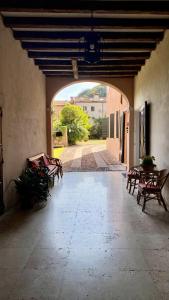 an empty hallway with benches and an archway at Regina dei fiori in Marostica