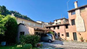 una furgoneta estacionada en un estacionamiento al lado de un edificio en Regina dei fiori, en Marostica