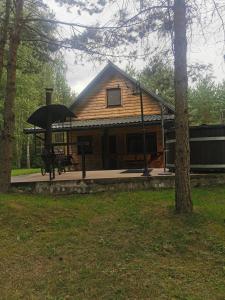 una casa con un paraguas delante en Namelis su pirtele, en Druskininkai