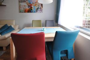 - une table à manger avec 4 chaises et un canapé dans l'établissement Ferienwohnung Schlüsselblume, à Altenau