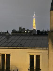 Photo de la galerie de l'établissement Appartement luxe, vue Tour Eiffel AC 5 ou 6 P, à Paris