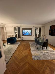 Photo de la galerie de l'établissement Appartement luxe, vue Tour Eiffel AC 5 ou 6 P, à Paris