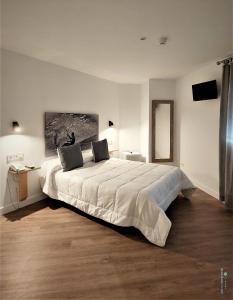 タリファにあるMargaritas 21 Roomsのベッドルーム1室(白い大型ベッド1台付)