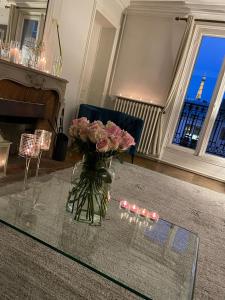 Photo de la galerie de l'établissement Appartement luxe, vue Tour Eiffel AC 5 ou 6 P, à Paris