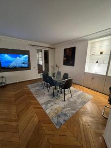 Photo de la galerie de l'établissement Appartement luxe, vue Tour Eiffel AC 5 ou 6 P, à Paris