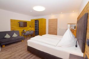 Postel nebo postele na pokoji v ubytování Hotel Gasthof Krone