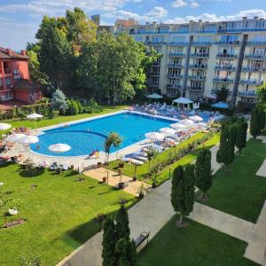 an overhead view of a large swimming pool in a resort at Dadi Oazis Ravda in Ravda