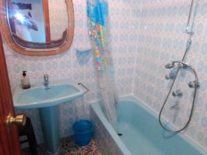 a bathroom with a sink and a shower with a tub at Habitaciones playa de Gandía in Playa de Gandia