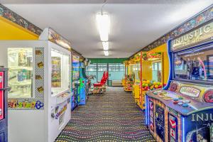 - une salle avec de nombreux jeux d'arcade dans l'établissement Oceanview 1 Bedroom Suite Landmark Resort 548 Perfect for a couple or party of 4, à Myrtle Beach