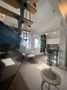 Luma 1 في أوسييك: غرفة معيشة كبيرة مع طاولة ومطبخ