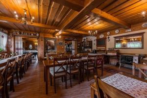 um restaurante com tectos e mesas e cadeiras de madeira em Vila Panorama em Ždiar