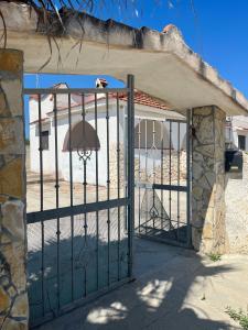 un accès à une porte menant à une maison dans l'établissement Villa Borraco - 800m from the SEA, à San Pietro in Bevagna