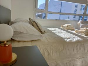 Schlafzimmer mit einem großen Bett und einem Fenster in der Unterkunft Soñada 1 in Comodoro Rivadavia
