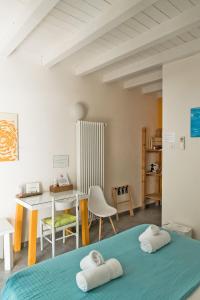 Habitación con cama, mesa y escritorio. en Agriturismo Beatilla en Marmirolo