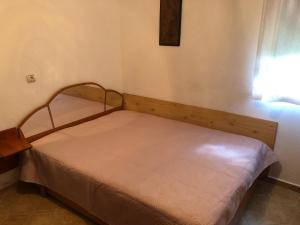 uma pequena cama num quarto com uma janela em Къща за гости Апартамент за гости РАЙ с Арбанаси до гр Велико Търново em Arbanasi