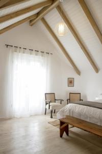 een slaapkamer met een bed en een groot raam bij Kogman & Keisie Guest Farm in Montagu
