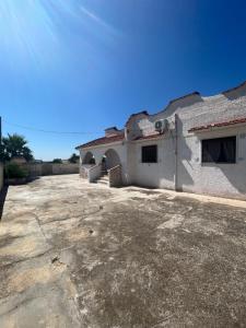 une maison avec une allée en pierre en face de celle-ci dans l'établissement Villa Borraco - 800m from the SEA, à San Pietro in Bevagna