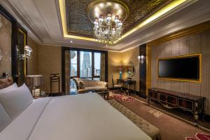 TV a/nebo společenská místnost v ubytování Narcissus Riyadh Hotel & Spa