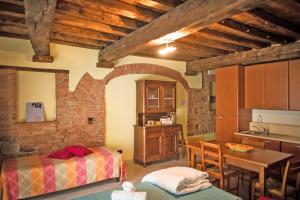 a kitchen with two beds and a table in a room at Agriturismo Beatilla in Marmirolo