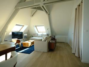 a living room with a couch and a tv at La dunette : loft vue imprenable in Réville