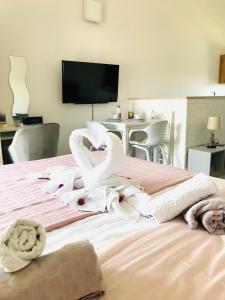 um quarto de hotel com toalhas numa cama em SMOKVICA em Savudrija