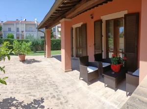 une terrasse d'une maison avec une table et des chaises dans l'établissement Casa Emilia - Appartamento per vacanze - Foligno, à Foligno