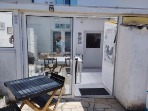 una panchina seduta all'esterno di un edificio con un patio di Charmante maison à Corme-Royal a Corme-Royal