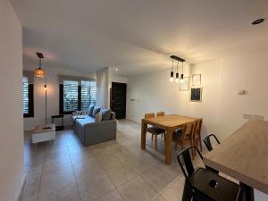 a living room with a couch and a table at Amplio departamento de diseño en el centro de SMA. 6C in San Martín de los Andes