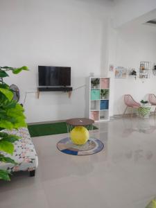 Nel's House Villa Jacuzzi Sukabumi في سوكابومي: غرفة معيشة مع أريكة وطاولة