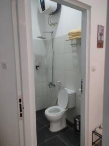 Nel's House Villa Jacuzzi Sukabumi في سوكابومي: حمام مع مرحاض أبيض في الغرفة