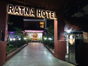 Certificato, attestato, insegna o altro documento esposto da RATNA HOTEL