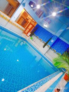an overhead view of a large swimming pool at RATNA HOTEL in Birātnagar