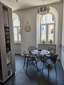 a dining room with a table and chairs at Apartament Sejmowa in Cieszyn