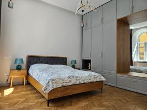 sypialnia z dużym łóżkiem i oknem w obiekcie Apartament Sejmowa w mieście Cieszyn