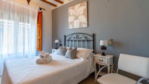 Un dormitorio con una cama con dos ositos de peluche. en Hotel El Rullo, en Vilafamés