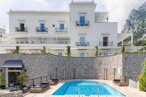 un hotel con piscina frente a un edificio en Villa Marina Capri Hotel & Spa, en Capri