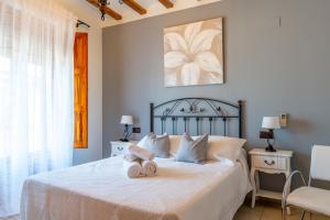 Hotel El Rullo في فيلافاميس: غرفة نوم عليها سرير وفوط