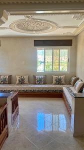 ein großes Wohnzimmer mit Sofas und einer Decke in der Unterkunft Welcome to Big BL's house, Close to Tanger Med in Ksar es-Seghir