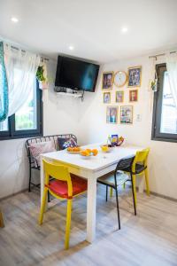 卡帖歐布薩維的住宿－Boho House 2 in camp Terme Catez，一间带桌椅和电视的用餐室