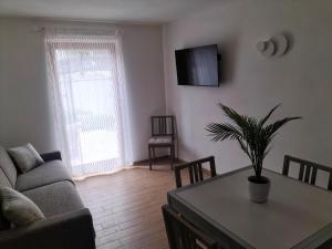 TV a/nebo společenská místnost v ubytování Alessio House