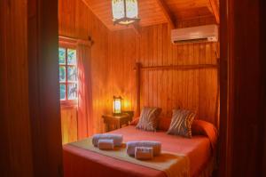 Un pat sau paturi într-o cameră la Terra Lodge +129 fotografii