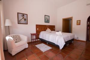 モンシケにあるCasa Spa d'Almaのベッドルーム1室(ベッド1台、椅子付)